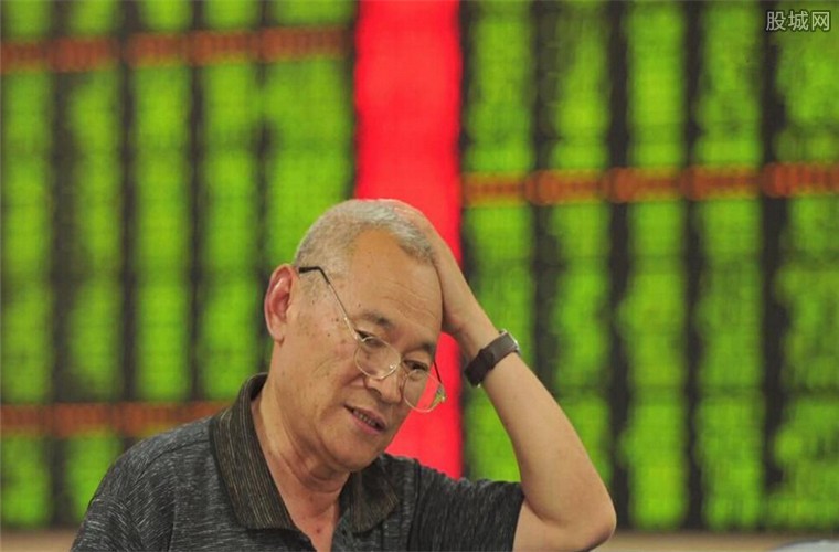 沪深两市震荡走低