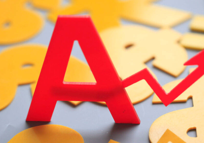 如何选择周期股？